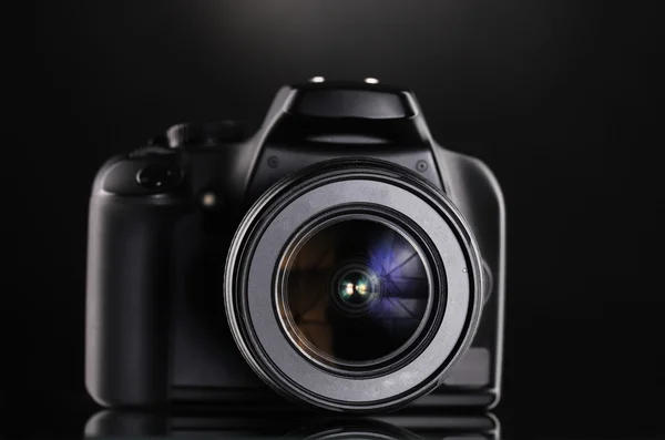 Черная фотокамера на черном фоне — стоковое фото