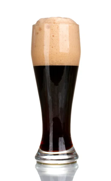Темное пиво в стакане, изолированном на белом — стоковое фото