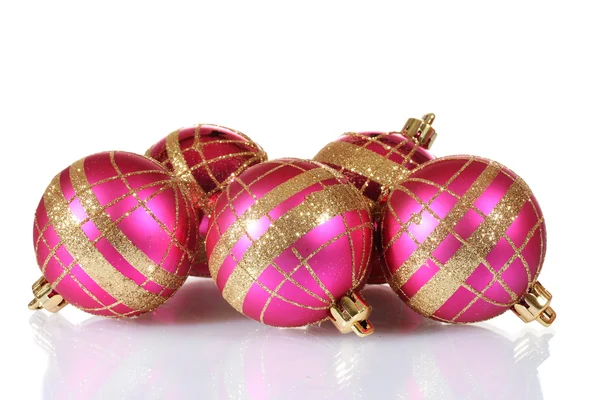 Красиві рожеві різдвяні кульки ізольовані на білому — стокове фото