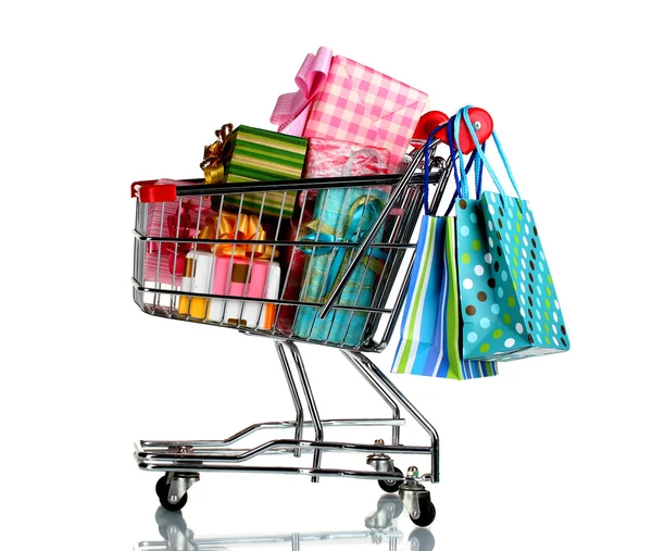 Carrito de compras con regalos brillantes y bolsas de papel aisladas en blanco — Foto de Stock