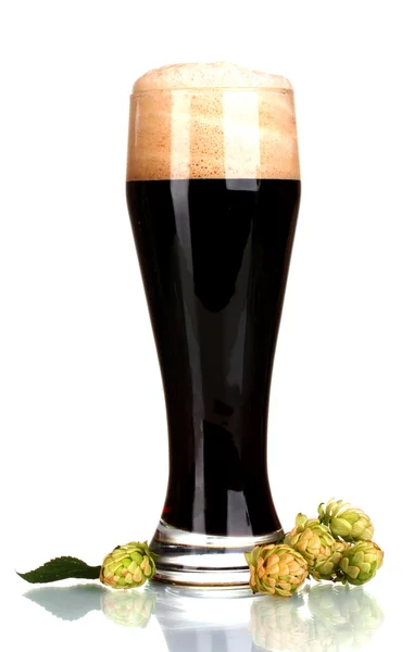 Ciemne piwo w szkło i zielony hop na białym tle — Zdjęcie stockowe
