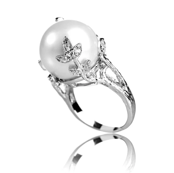 Schöner Ring mit Perle isoliert auf weiß — Stockfoto