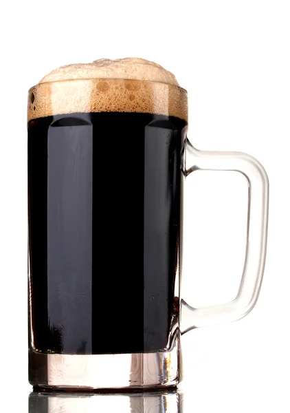 Mörkt öl i en mugg isolerad på vit — Stockfoto