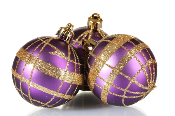 Belas bolas de Natal roxo isolado no branco — Fotografia de Stock