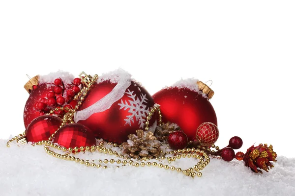 美丽红色圣诞球和锥体上孤立在白色的雪 — 图库照片