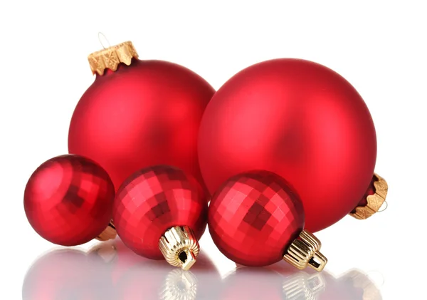 Красивые красные рождественские шары изолированы на белом — стоковое фото
