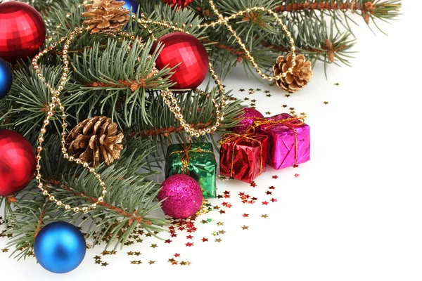 Groene kerstboom met cadeau, stuk speelgoed en kegels geïsoleerd op wit — Stockfoto