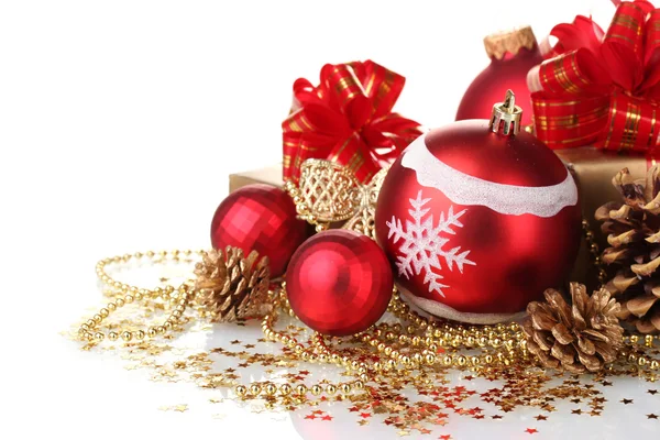 Hermosas bolas rojas de Navidad, regalos y conos aislados en blanco —  Fotos de Stock