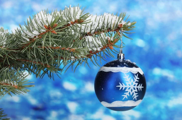 Weihnachtskugel am Baum auf blau — Stockfoto