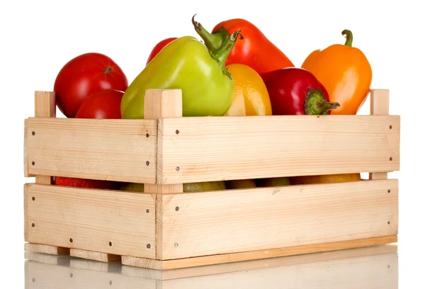 Paprica fresca y tomates en caja de madera aislada en blanco — Foto de Stock