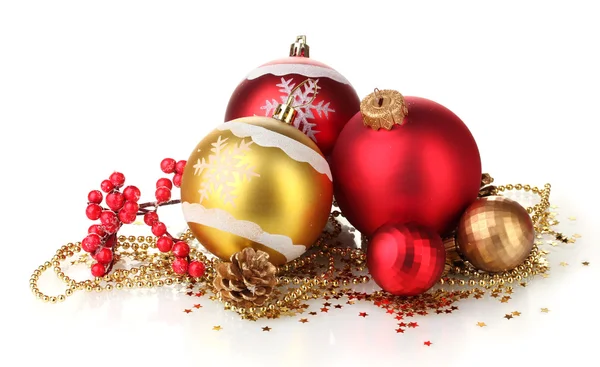 Красивые красные и желтые рождественские шары и конусы, изолированные на белом — стоковое фото