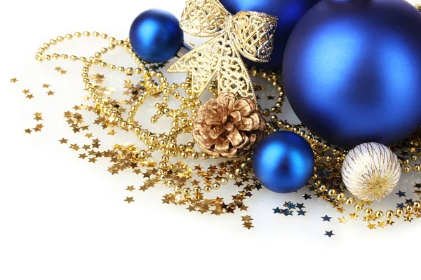 Gyönyörű kék karácsonyi bálok és a kúp elszigetelt fehér — Stock Fotó