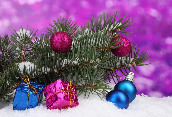 Minge de Crăciun și jucărie cu copac verde în zăpadă pe violet — Fotografie, imagine de stoc