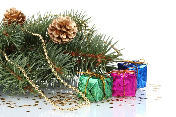 ギフト白で隔離されるコーンと緑のクリスマス ツリー — ストック写真