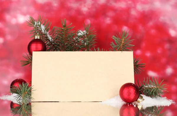 空白明信片、 圣诞球和杉木树上红色背景 — 图库照片