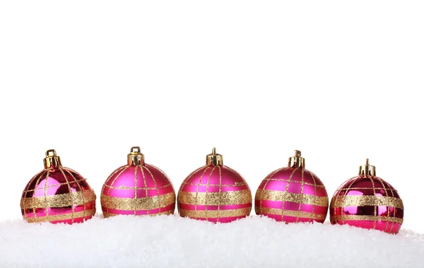 Όμορφο ροζ Χριστούγεννα μπάλες στο χιόνι που απομονώνονται σε λευκό — Φωτογραφία Αρχείου