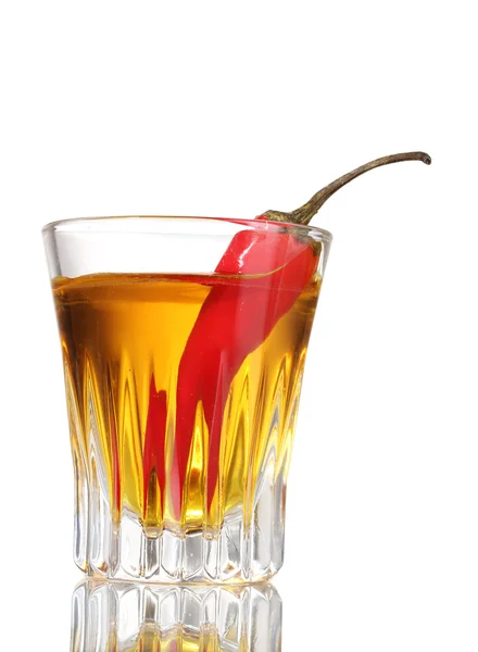 Пляшка і склянка перцевої горілки і перець червоного чилі ізольовані на білому — стокове фото