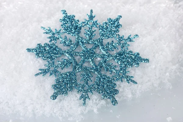 Mooie sneeuwvlok in de sneeuw-closeup — Stockfoto