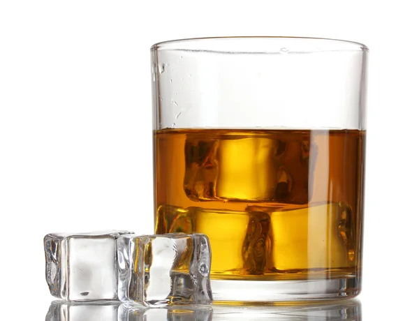 Pohár whiskey és elszigetelt fehér jég — Stock Fotó
