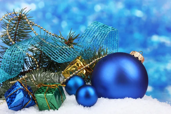 Bola de Natal e brinquedo com árvore verde na neve em azul — Fotografia de Stock