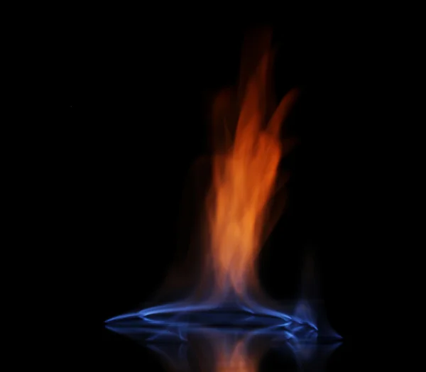 Красивый огонь на черном фоне — стоковое фото