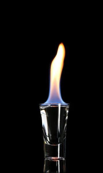 Flaming vodca op zwarte achtergrond — Stockfoto