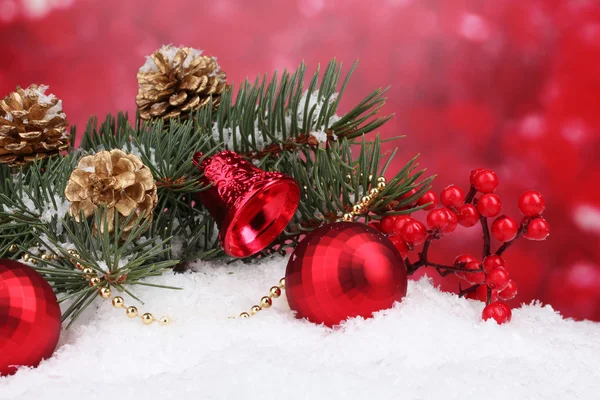Boll och grön julgran i snön på röd — Stockfoto