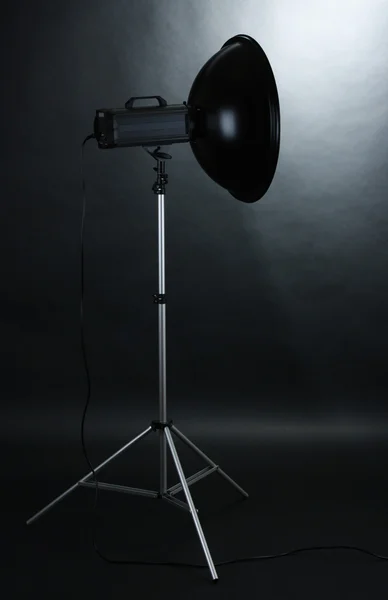 Studioblitz mit Beauty Dish auf grauem Hintergrund — Stockfoto