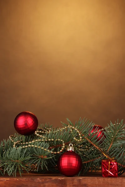 Árvore de Natal com belas bolas de Ano Novo na mesa de madeira na sobrancelha — Fotografia de Stock
