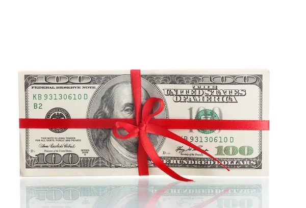 Um monte de notas de cem dólares amarrado fita vermelha isolada em branco — Fotografia de Stock