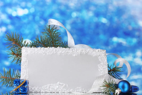 Postal en blanco, bolas de Navidad y abeto sobre fondo azul — Foto de Stock