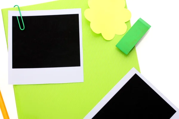 Papiers photo et carnet vert isolés sur blanc — Photo