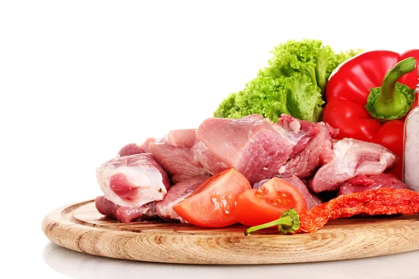 Morceaux de viande crue et de légumes sur du bois isolé sur du blanc — Photo