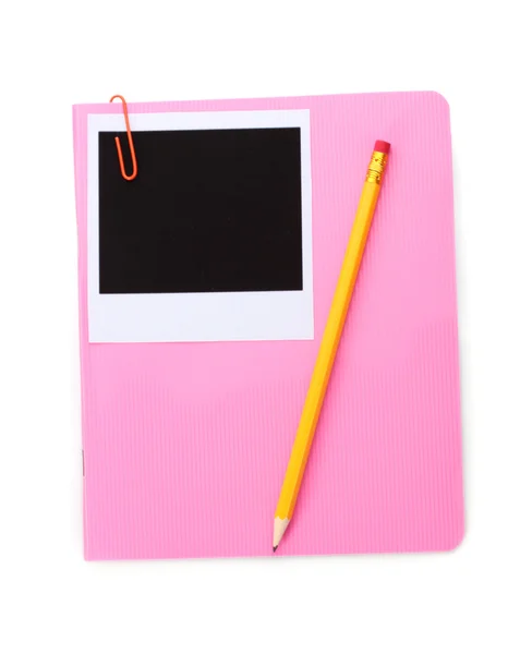 Fotó papír és elszigetelt fehér rózsaszín notebook — Stock Fotó