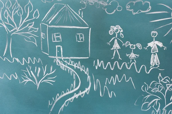 Tavlan med ritning lycklig familj med hus närbild — Stockfoto