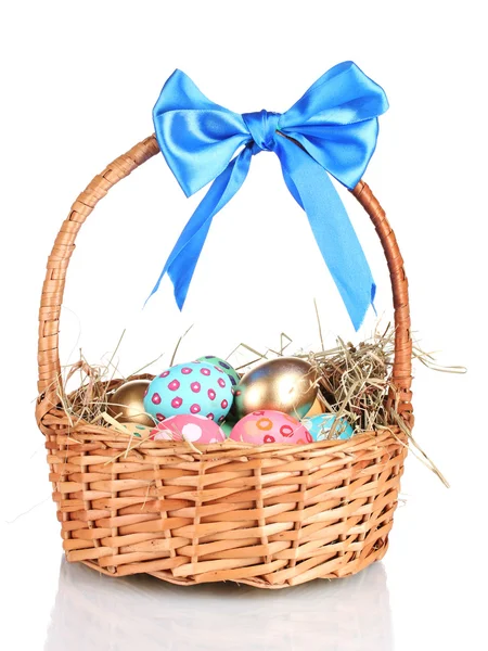 Colorate uova di Pasqua nel cestino con un fiocco blu isolato su bianco — Foto Stock