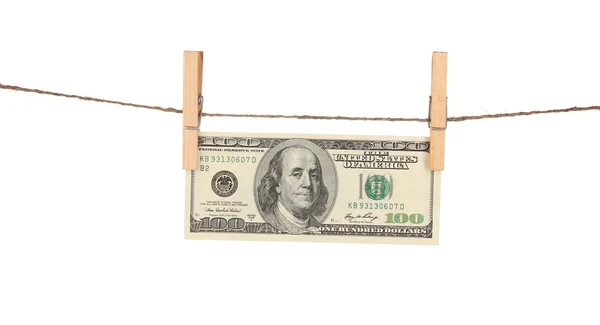 Hundrede dollarsedler hænger på et reb med trætøjsisolat. - Stock-foto