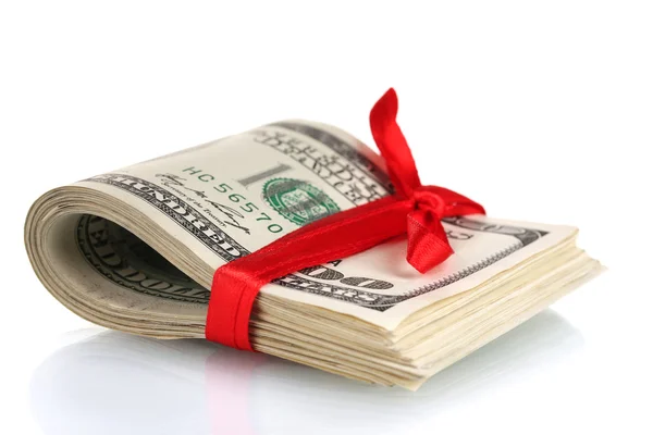 Um monte de notas de cem dólares amarrado fita vermelha isolada em branco — Fotografia de Stock