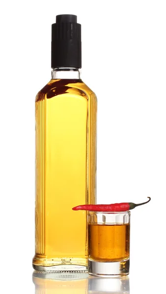 Fles en glas van peper wodka en rode chili peper op witte geïsoleerd — Stockfoto