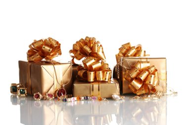 çeşitli altın takı ve üzerinde beyaz izole hediyeler