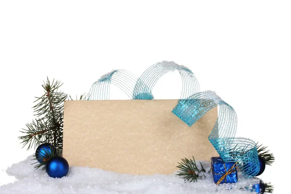 Cartolina bianca, palline di Natale e abete su isolata su bianco — Foto Stock