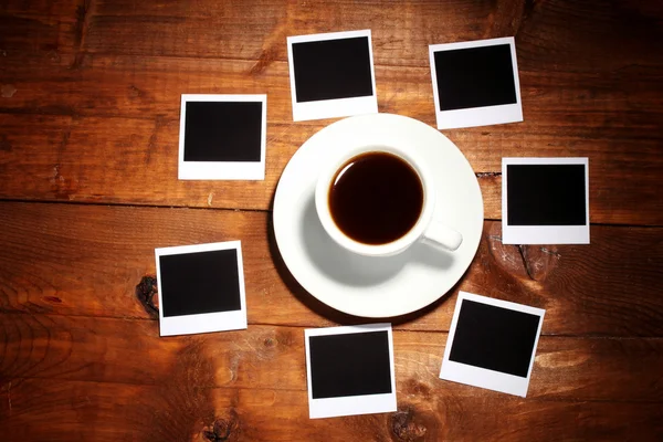Fotopapiere mit Kaffee auf Holzgrund — Stockfoto
