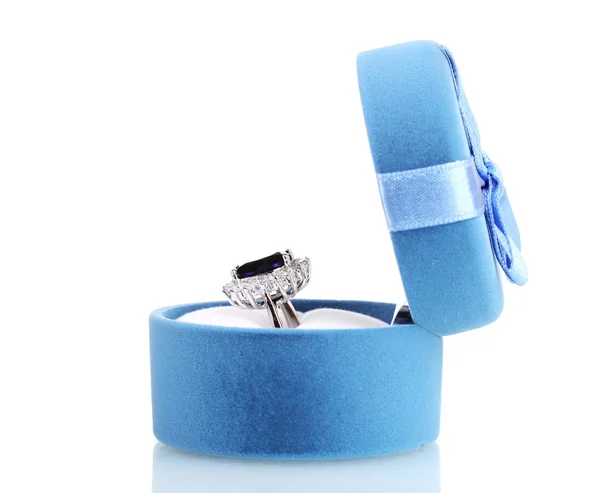 Mooie ring met blauwe edelsteen in zak geïsoleerd op wit — Stockfoto