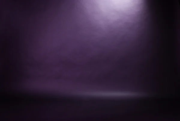 Spotlight studio interiér, fialové pozadí — Stock fotografie
