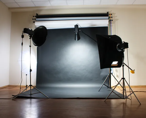 Studio blixt på grå bakgrund — Stockfoto