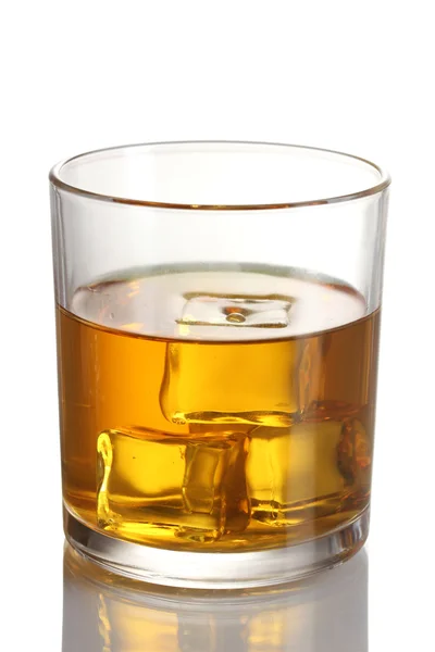 Sklenice whisky a ledu izolovaných na bílém — Stock fotografie
