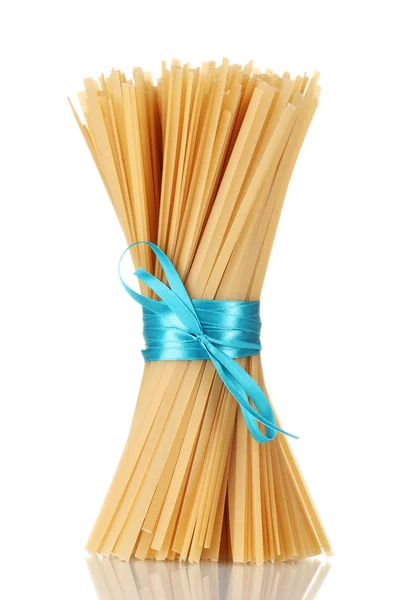 Spaghetti mit Schleife isoliert auf weiß — Stockfoto