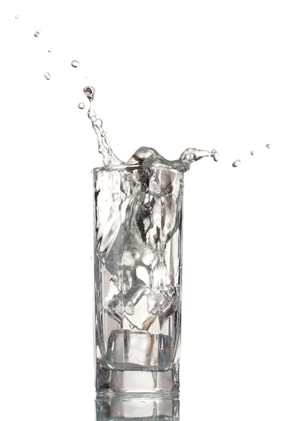 Frischwasser im Glas mit Eiswürfeln isoliert auf weiß — Stockfoto