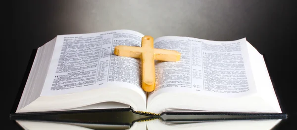 Rosyjski otwarte Pismo Święte z drewnianym krzyżem na czarne tło — Zdjęcie stockowe