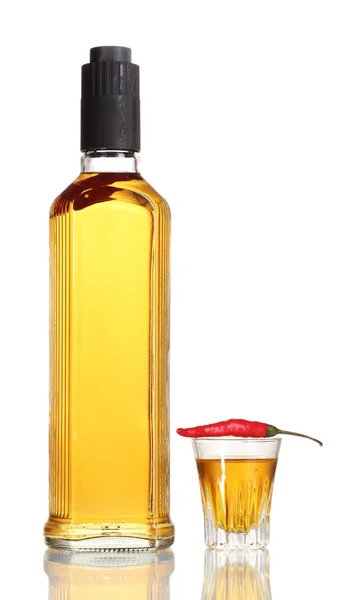 瓶和玻璃的胡椒伏特加和红辣椒在白色隔离 — 图库照片#